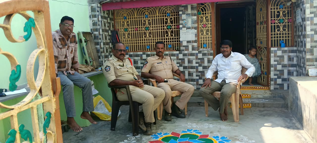 ‘చలో లోక్‌భవన్‌’ నేపథ్యంలో...
సిపిఎం, ఎస్‌ఎఫ్‌ఐ నేతల గృహ నిర్బంధం
- ఖండించిన నేతలు image 1