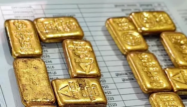 15 kg of smuggled gold seized at the Bangladesh border.