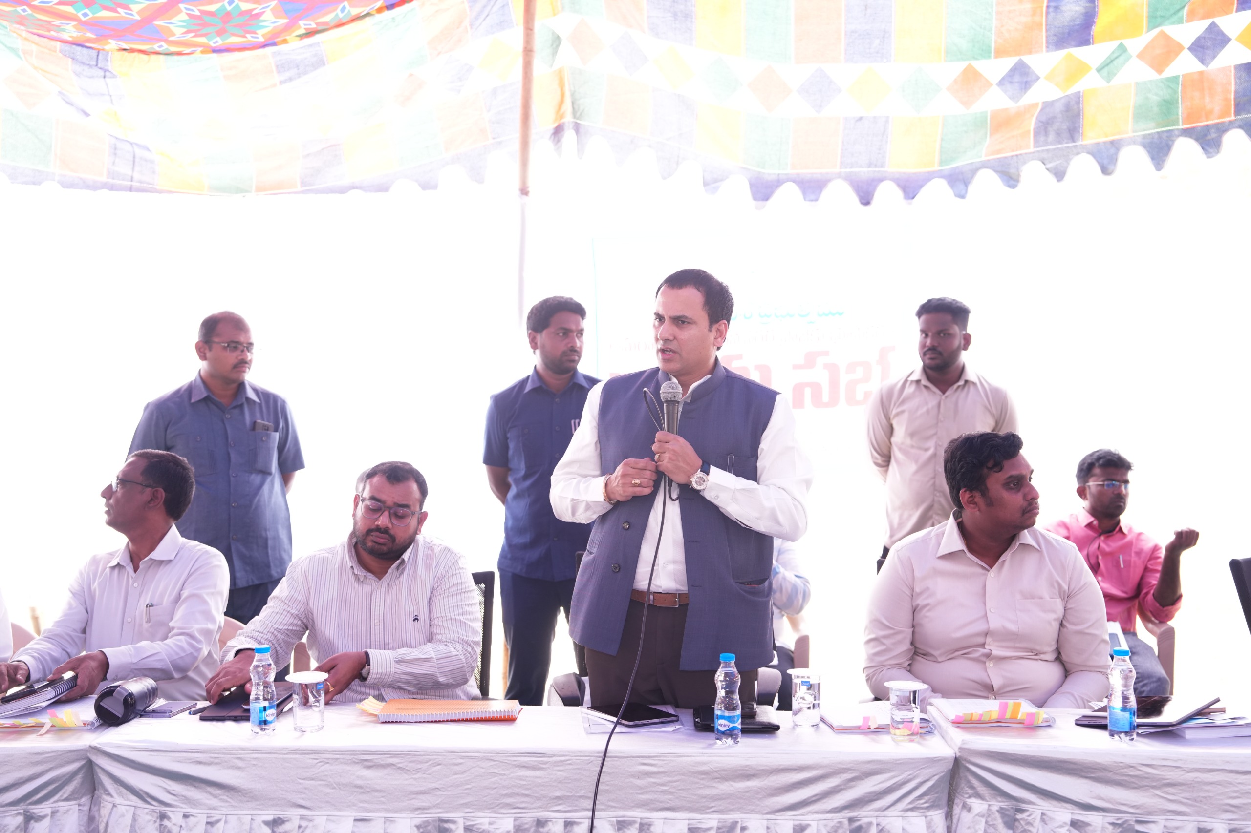 సభలో మాట్లాడుతున్న కమిషనర్ విజయరామరాజు