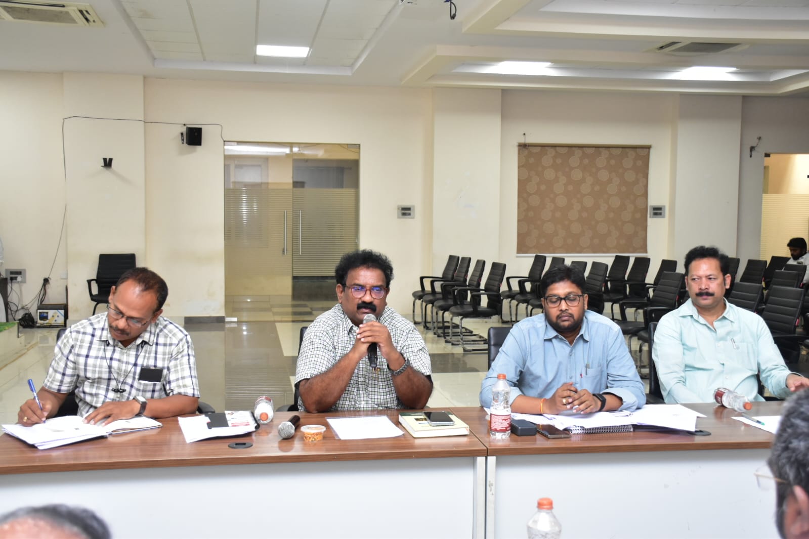kkd-8 రాజకీయ పార్టీల ప్రతినిధులతో అవగాహన సదస్సు నిర్వహిస్తున్న కాకినాడ ఈఆర్‌వో, అదనపు కమిషనర్ కె.టి. సుధాకర్