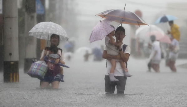 Typhoon Dujuan in Japan: Two dead, 2 million people evacuated to safe areas.