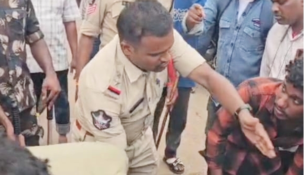 Kotananduru SI saves traveler by performing CPR.
