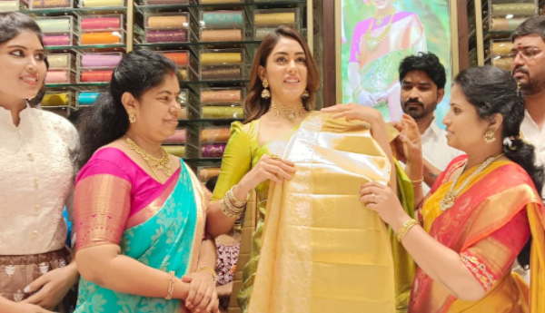 చెన్నై షాపింగ్ మాల్ ను ప్రారంభించిన సినీనటి మృణాల్ ఠాకూర్