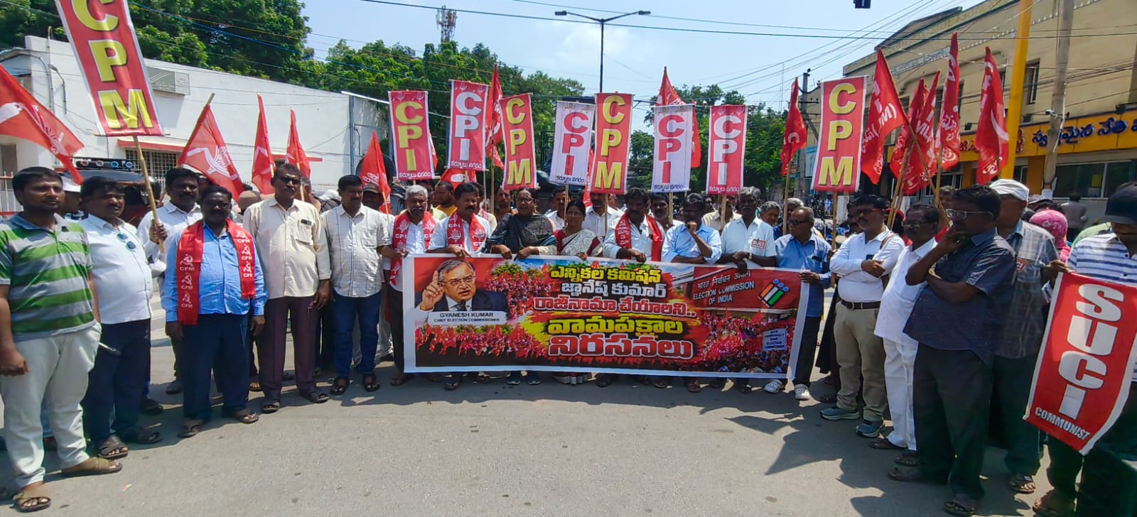 సిఇసి జ్ఞానేష్‌కుమార్‌ రాజీనామా చేయాలి
- ఎన్నికల వ్యవస్థలో సంస్కరణలు చేపట్టాలి.. ఎస్‌ఐఆర్‌ను రద్దు చేయాలి
- కర్నూలు కలెక్టరేట్ ఎదుట వామపక్షాల నిరసన image 1