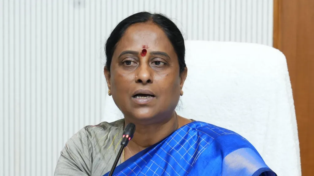 తెలంగాణ రాష్ట్ర మంత్రివర్గం నుంచి కొండా సురేఖ బర్తరఫ్‌ అయ్యారు. దీంతో రాష్ట్ర రాజకీయాల్లో సంచలన పరిణామం చోటు చేసుకుంది. తక్షణమే మంత్రి కొండా సురేఖను  తొలగిస్తూ సీఎం రేవంత్‌రెడ్డి నిర్ణయం తీసుకున్నారు.