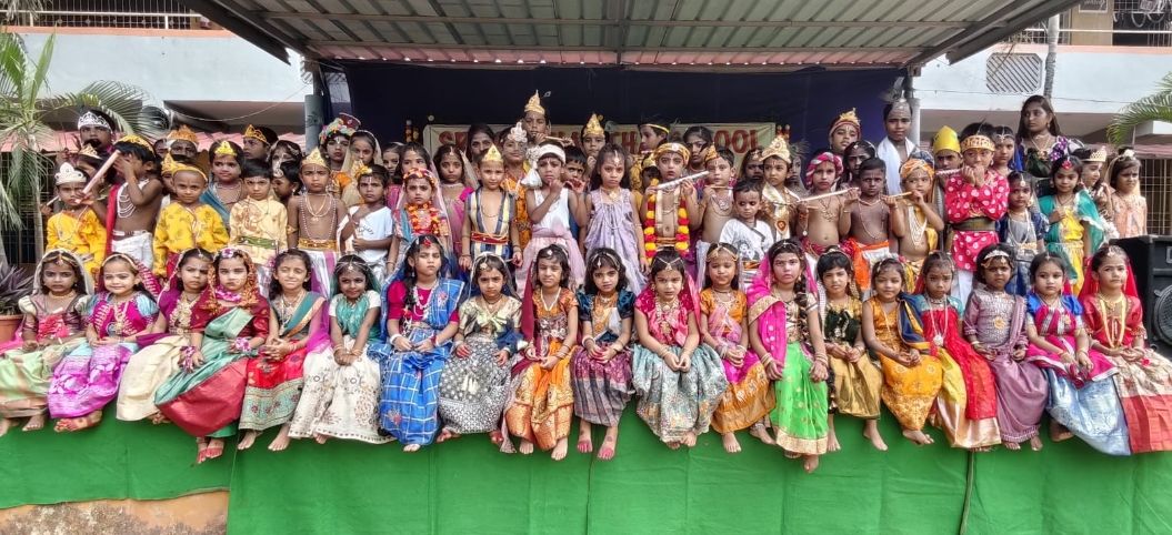 సాంస్కృతి కార్యక్రమాల్లో భాగంగా పలువురు చిన్నారులు...  యశోద, కృష్ణుడు, గోపికలు వేషధారణలతో నృత్యాలు చేసి అలరించారు.