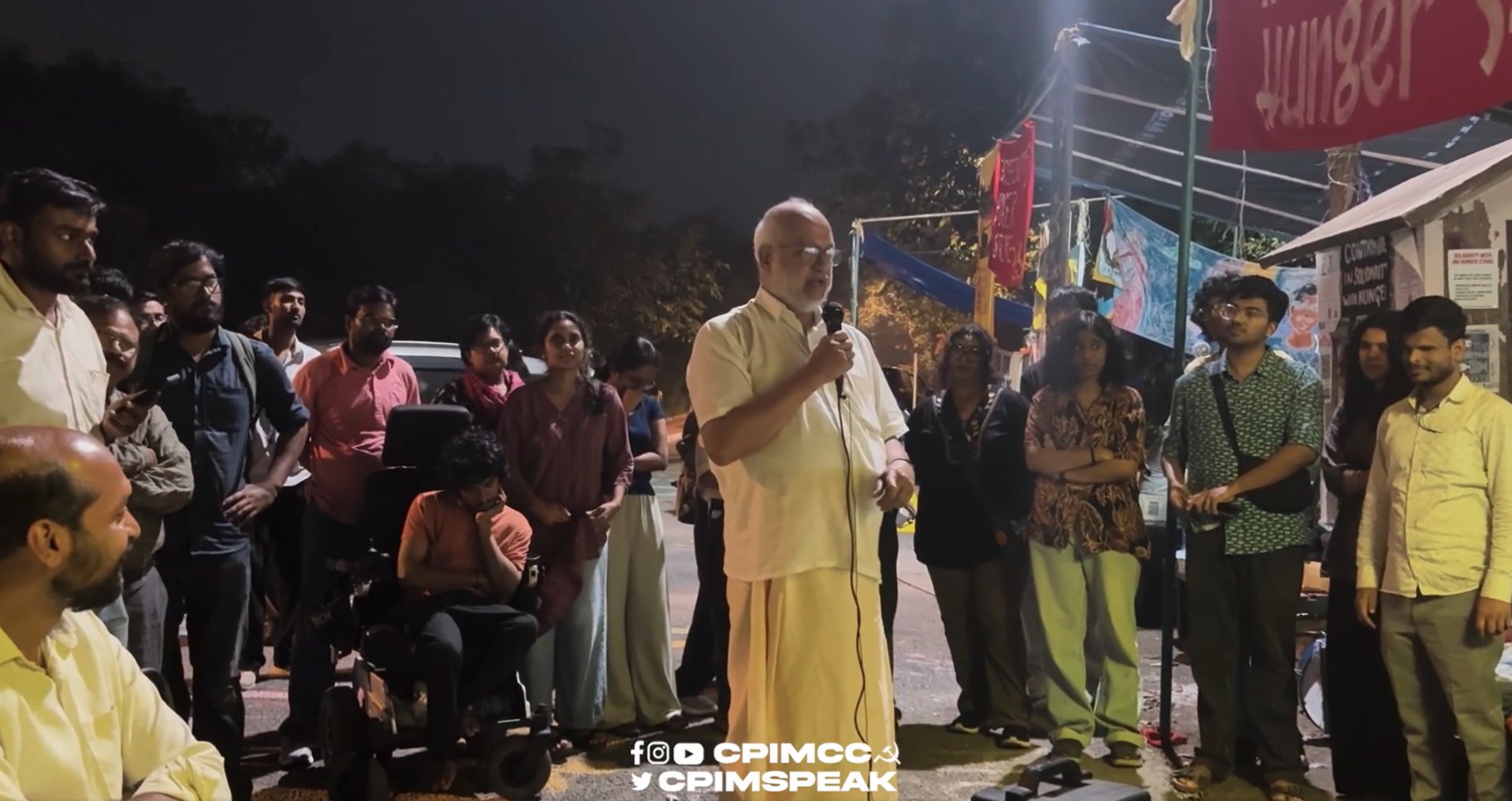 జెఎన్‌‌యు విద్యార్థుల నిరాహార దీక్షకు సిపిఎం సంఘీభావం
- క్యాంపస్‌కు వెళ్లి సంఘీభావం తెలిపిన ఎంఎ బేబీ, వి. శివదాసన్ image 1
