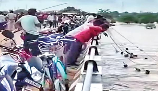 Liquor bottles in the Mahanadi River – people scrambled for them!