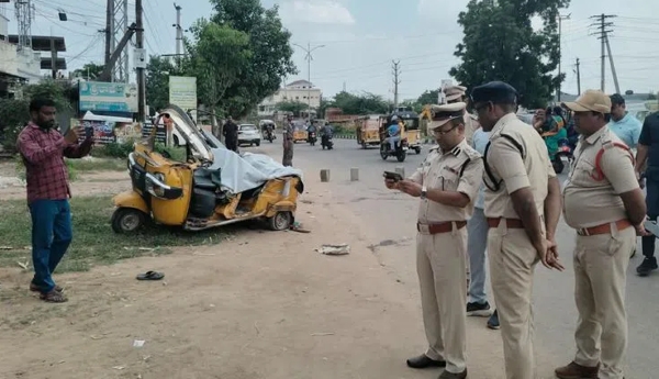 Lorry rams into auto-rickshaw – four dead