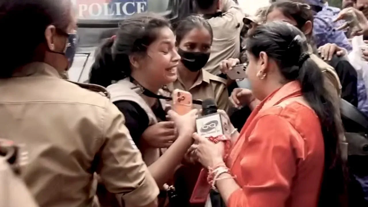 జర్నలిస్టులపై పోలీసుల దౌర్జన్యం: కెమెరాలు ధ్వంసం, బలవంతంగా ఫుటేజ్ల తొలగింపు