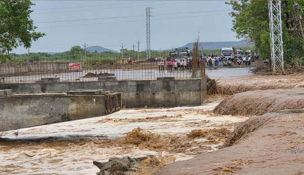 Pulleyeru Stream Overflows — Traffic Halted