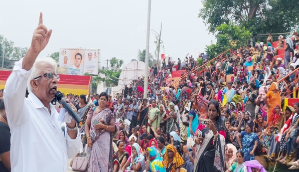 అనకాపల్లిలో అంగన్వాడీ సమస్యల పరిష్కారానికి జరిగిన నిరసన కార్యక్రమాన్ని ఉద్దేశించి మాట్లాడుతున్న సిఐటియు రాష్ట్ర అధ్యక్షులు సిహెచ్. నరసింగరావు