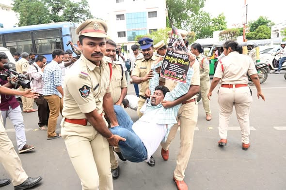 కేంద్ర మంత్రి ధర్మేందర్ ప్రధాన్ రాజీనామా చేయాలని కోరుతూ విజయవాడలో గవర్నర్ భవన్ ముట్టడి.