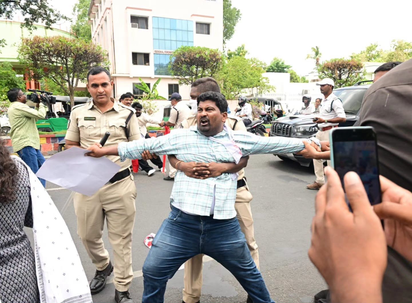 కేంద్ర మంత్రి ధర్మేందర్ ప్రధాన్ రాజీనామా చేయాలని కోరుతూ విజయవాడలో గవర్నర్ భవన్ ముట్టడి