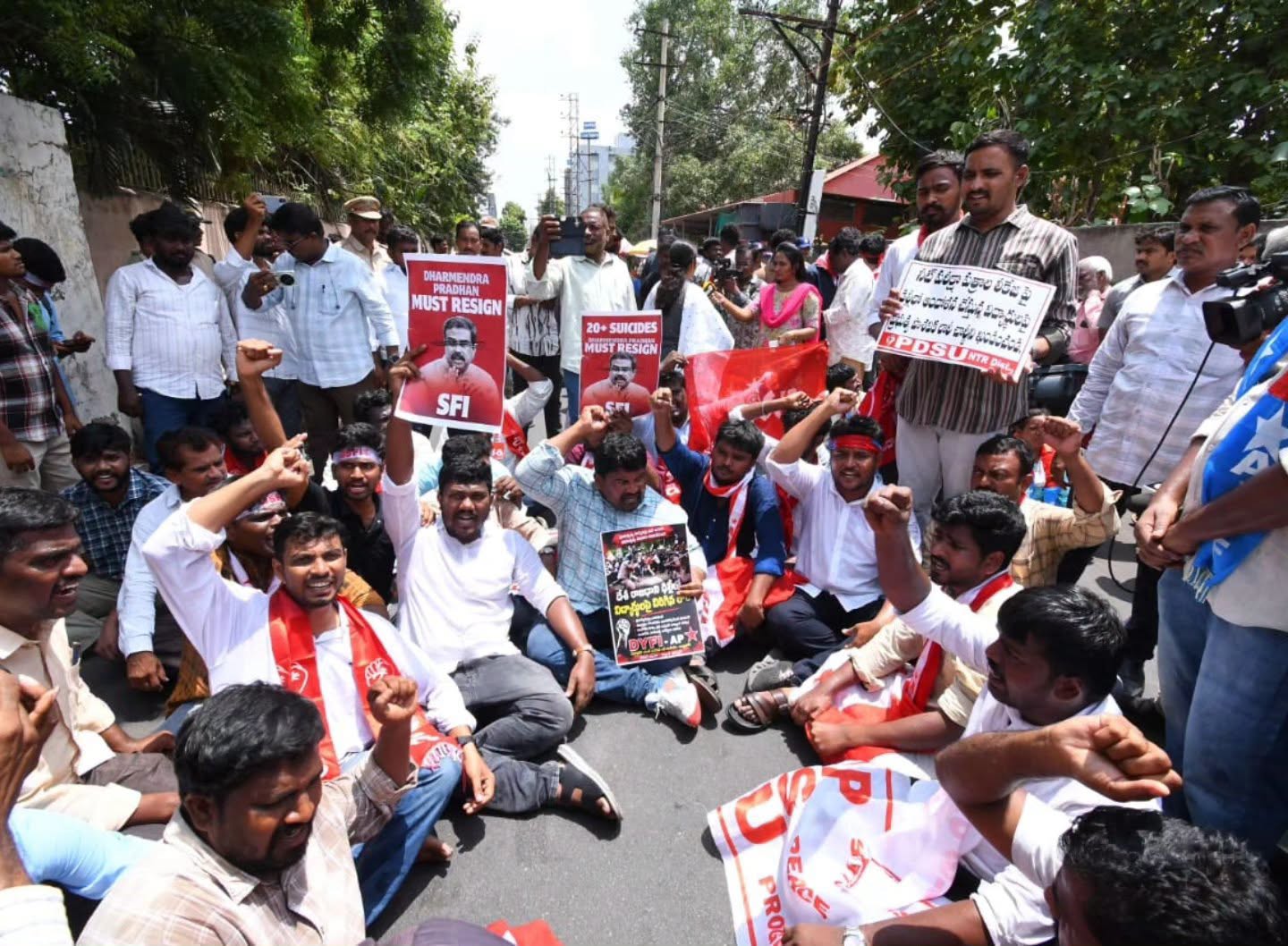 కేంద్ర మంత్రి ధర్మేందర్ ప్రధాన్ రాజీనామా చేయాలని కోరుతూ విజయవాడలో గవర్నర్ భవన్ ముట్టడి
