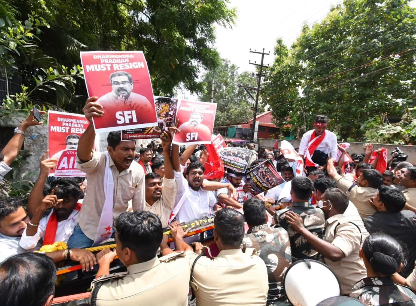 కేంద్ర మంత్రి ధర్మేందర్ ప్రధాన్ రాజీనామా చేయాలని కోరుతూ విజయవాడలో గవర్నర్ భవన్ ముట్టడి