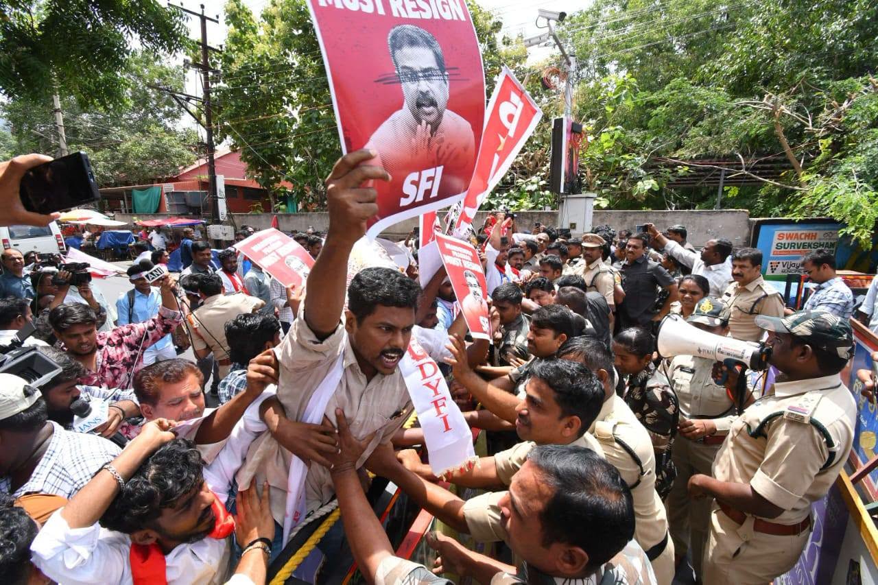 కేంద్ర మంత్రి ధర్మేందర్ ప్రధాన్ రాజీనామా చేయాలని కోరుతూ విజయవాడలో గవర్నర్ భవన్ ముట్టడి.