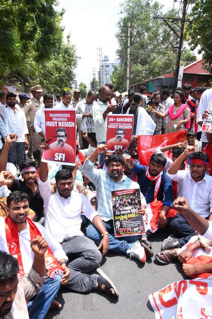 కేంద్ర మంత్రి ధర్మేందర్ ప్రధాన్ రాజీనామా చేయాలని కోరుతూ విజయవాడలో గవర్నర్ భవన్ ముట్టడి.