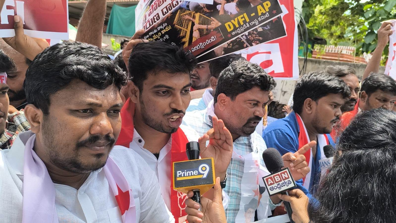 అవినీతి మంత్రిని తొలగించాలని కోరుతూ విజయవాడలో విద్యార్థి - యువజన సంఘాల ఆధ్వర్యంలో విజయవాడలో ఆందోళన.