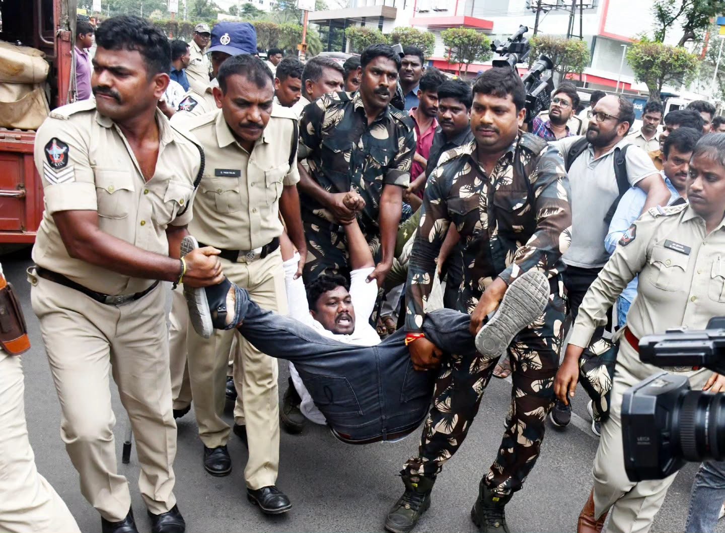 కేంద్ర మంత్రి ధర్మేందర్ ప్రధాన్ రాజీనామా చేయాలని కోరుతూ విజయవాడలో గవర్నర్ భవన్ ముట్టడి