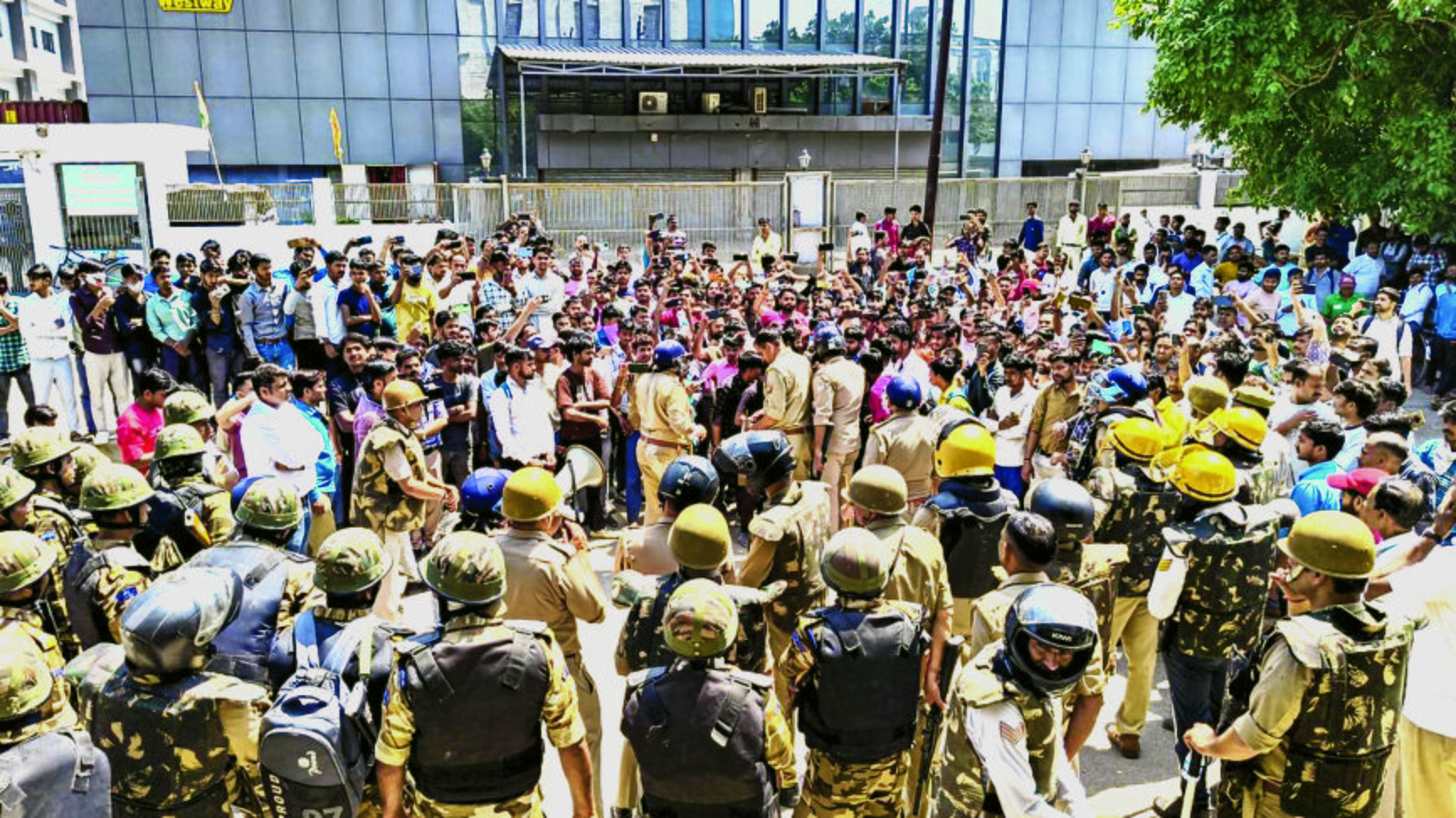 noida workers.jpg