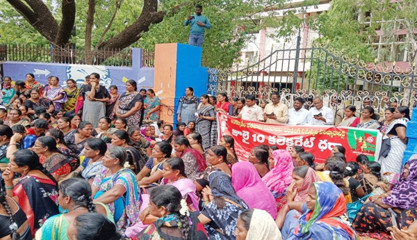 ఒంగోలు వద్ద అంగన్వాడీల ధర్నా
