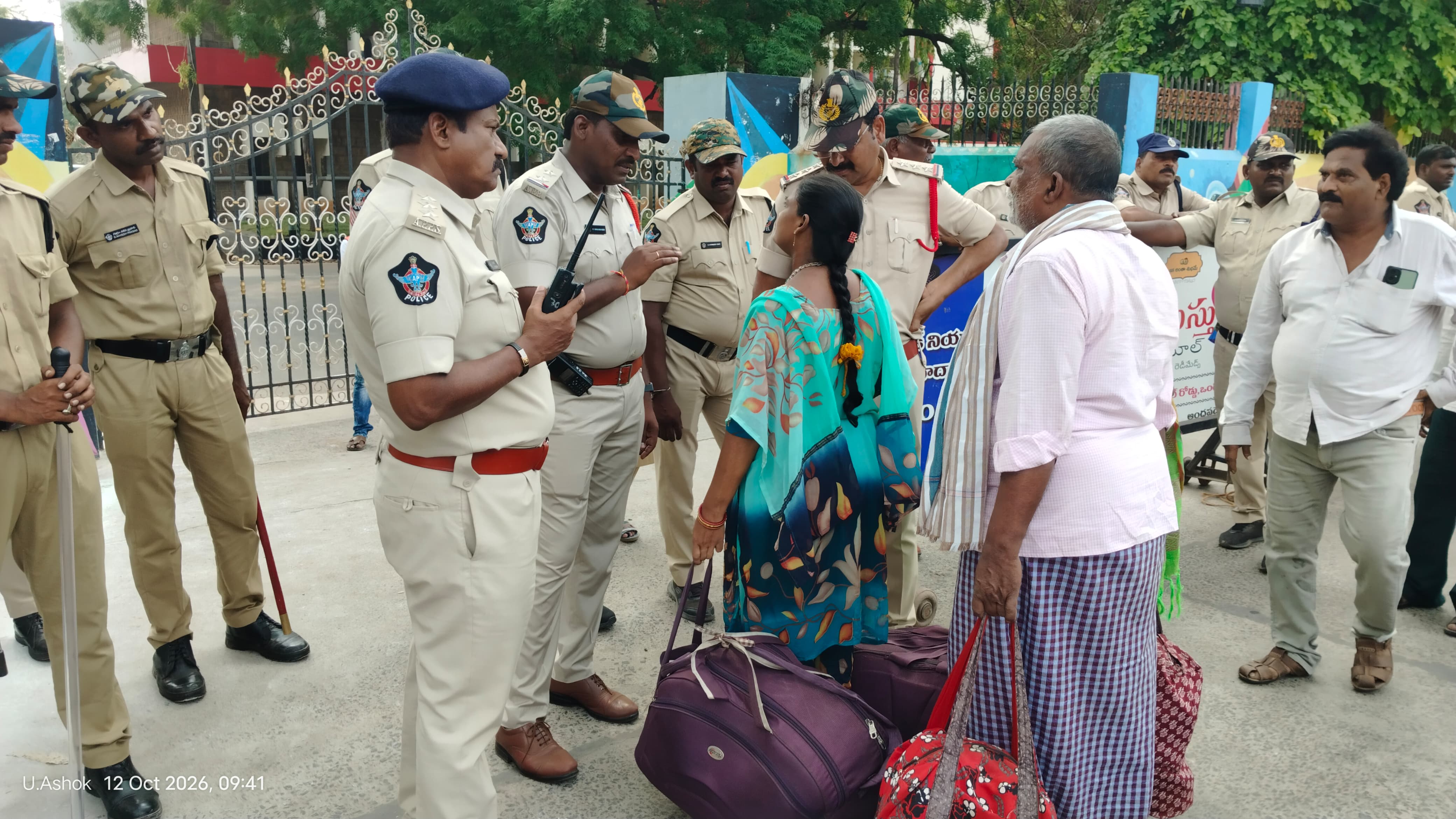 తౌషిక్‌ అనుమానాస్పద మృతి, మౌలాబి ఆత్మహత్య ఘటనల్లో వాస్తవాలు వెలుగులోకి తేవాలని ప్రజాసంఘాలు తలపెట్టిన న్యాయపోరాటం నేపథ్యంలో ఒంగోలు నగరం పోలీసు వలయంలో చిక్కుకుంది.