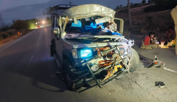 'Toofan' vehicle rams into lorry; elderly man dies.