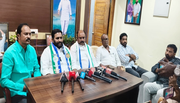 YS Jagan Mohan Reddy stands by fishermen and aqua farmers.