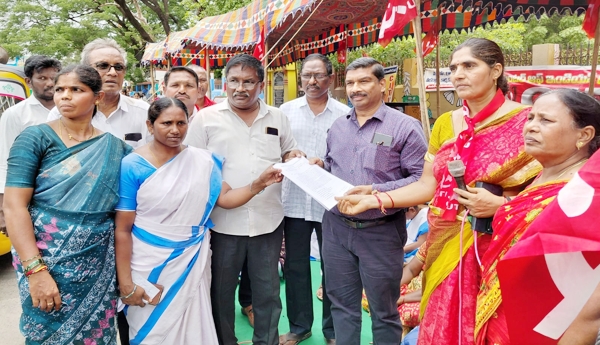 Scheme workers' ire – The workforce lays siege to the Collectorate!