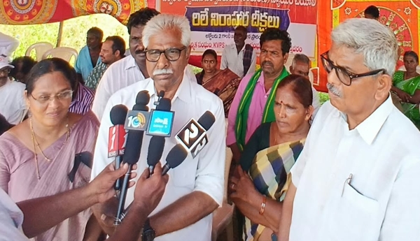 V. Srinivasa Rao extends support to the relay hunger strikes by the displaced people.