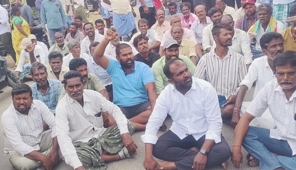 రోడ్డెక్కిన టమోటా రైతులు