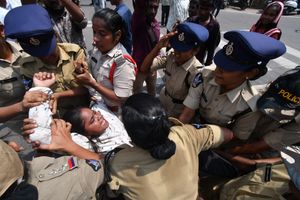 పోలీసు దెబ్బకు అస్వస్థత..
పట్టువదలని దీక్షతో యువత
- చలో లోక్‌ భవన్‌ కార్యక్రమం స్ఫూర్తిదాయకం image 1