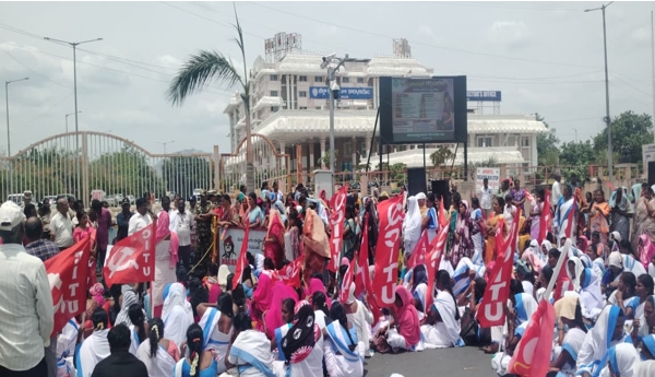 Anganwadi workers' protest in Tirupati