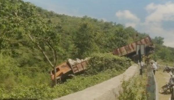 Lorry Plunges into Valley – Major Accident Narrowly Averted