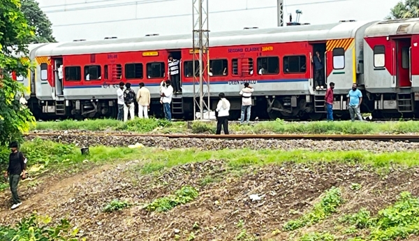 Goods train derails – Passengers face hardship