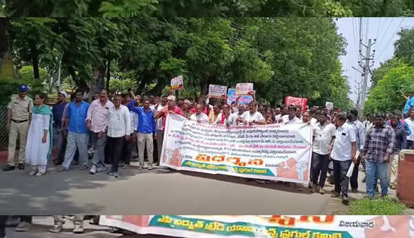 Contract and outsourcing electricity workers must be regularized: Massive protest in Vijayawada.