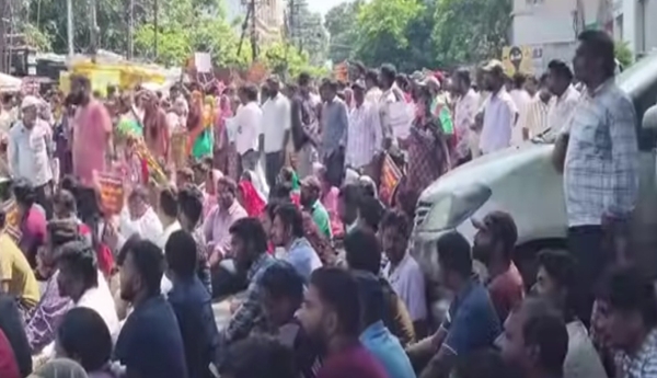 Video - Vijayawada rocked by agitation by Secretariat employees