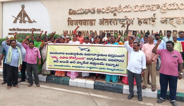 Displaced persons protest – Police: We won't let Dalits enter the station.