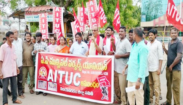 Contract municipal workers must be regularized: Municipal workers stage a protest.