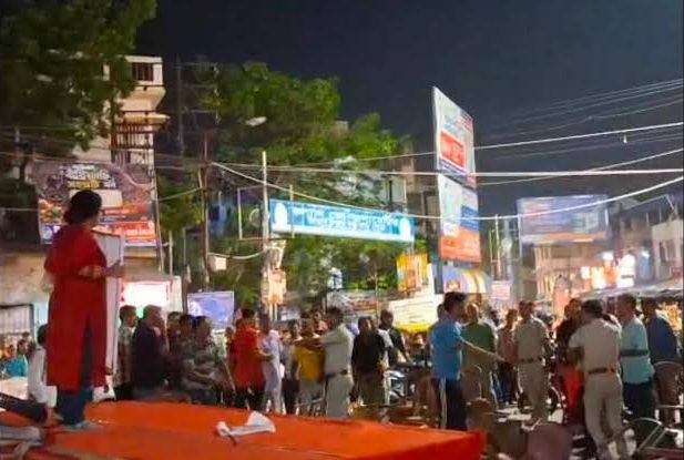 బెంగాల్‌లో సిపిఎం సభపై బిజెపి దాడి
- పది మందికి తీవ్ర గాయాలు 
- పోలీసుల సమక్షంలోనే వేదిక ధ్యంసం image 1