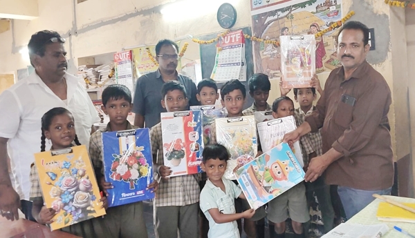 విద్యార్థులకు పెన్నులు ప్యాడ్ లు అందజేసిన నాగ సీతయ్య