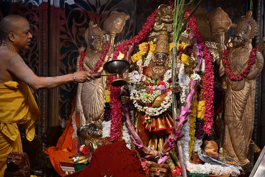లలితా త్రిపురసుందరీ దేవిగా దుర్గమ్మ
- నేడు మూలనక్షత్రం సందర్భంగా ప్రత్యేక ఏర్పాటు
- పట్టువస్త్రాలు సమర్పించనున్న సిఎం image 1
