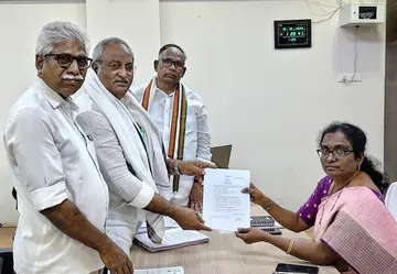 విజయవాడ మేయర్‌గా ఎబి వెంకటేశ్వరరావును గెలిపించాలి
- వామపక్షాలు, కాంగ్రెస్‌, ప్రజాసంఘాల నేతల పిలుపు
- స్వతంత్ర అభ్యర్థిగా నామినేషన్‌ దాఖలు image 1