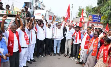 టిడిపి కూటమి సర్కార్‌కు ఓటమి భయం
- పోలీసు బలం, ప్రలోభాలు ప్రభుత్వ బలహీనతకు నిదర్శనం
- విజయవాడ మేయర్‌ అభ్యర్థిగా ఎబి వెంకటేశ్వరరావును గెలిపించండి
- సిపిఎం రాష్ర్ట కార్యదర్శి శ్రీనివాసరావు, సిపిఐ జాతీయ కార్యదర్శి నారాయణ image 1