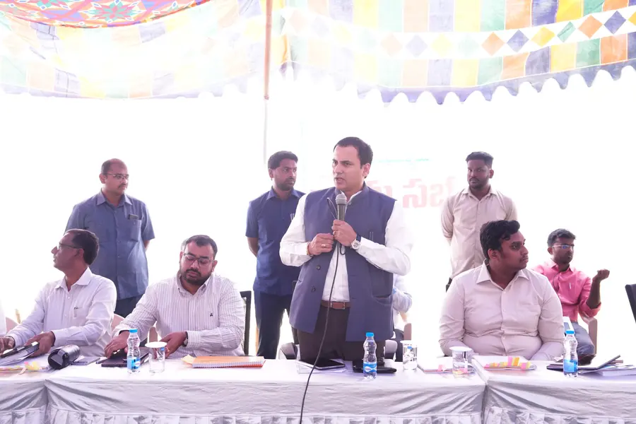 సభలో మాట్లాడుతున్న కమిషనర్ విజయరామరాజు