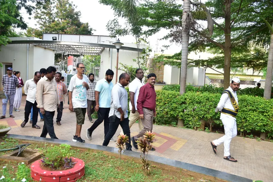 kkd-4 గాంధీనగర్ పార్కులో పర్యటిస్తున్న కమిషనర్ సత్యనారాయణ