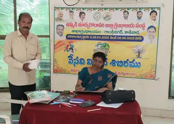 kkd-9 రికార్డులను పరిశీలిస్తున్న జిల్లా గ్రంధాలయ సంస్థ కార్యదర్శి కే జే ఎస్ ఎల్ కుమారి