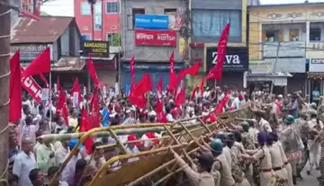 Video - 'Jail Bharo' turns tense; protesters break through barricades and surge forward.