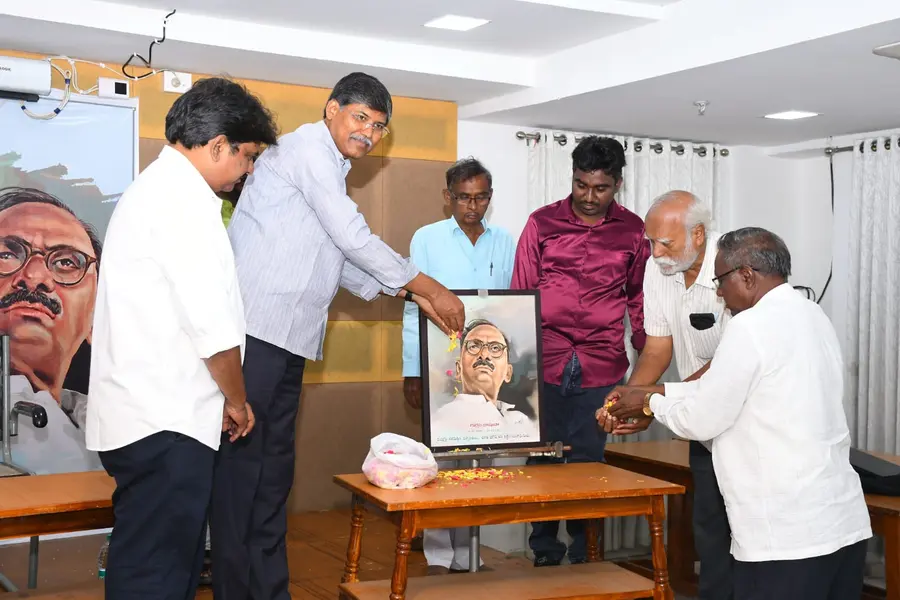 చిరస్మరణీయుడు జాషువా
- ప్రొఫెసర్ సి.కాసీం
- ముగిసిన సాంస్కృతికోత్సవాలు image 1